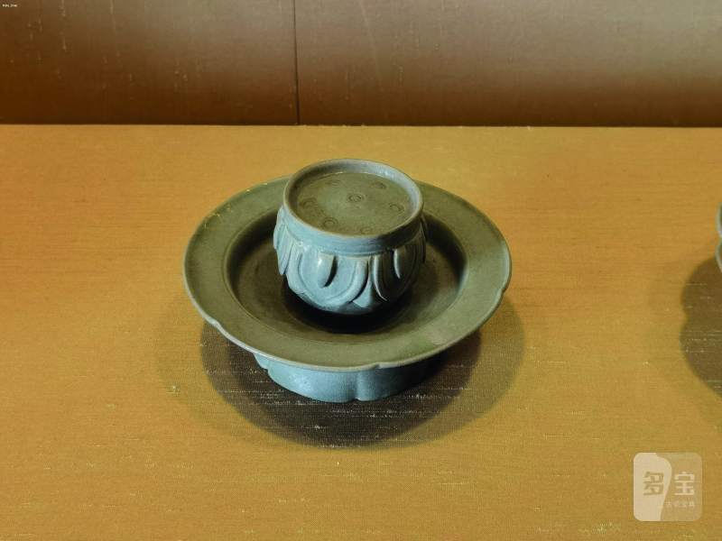 明 青釉花草纹盏托 - 图6